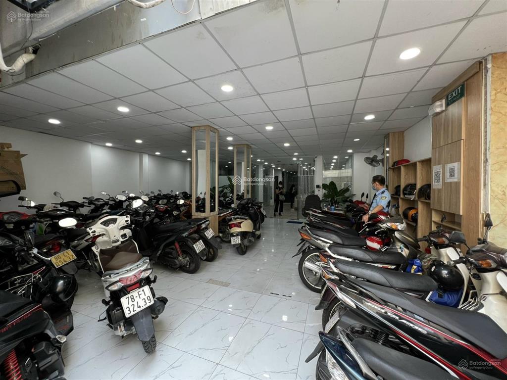 Cho thuê nhà nguyên căn mặt tiền 1 trệt 4 lầu dt 8x18m nở hậu 12m,số 9 trương quốc dung, phú nhuận