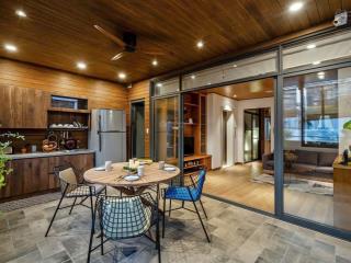 Cho thuê ch 1pn 1pk full nt bancol thoáng, tone gỗ trầm ấm, xvnt, ngã tư hàng xanh q. bt