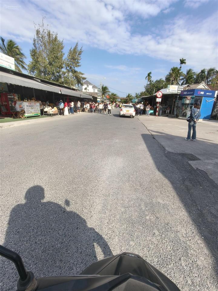 Chủ cần tiền  bán gấp nhà 3 tầng mặt tiền chợ đêm hội an