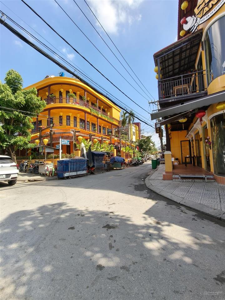 Chủ cần tiền  bán gấp nhà 3 tầng mặt tiền chợ đêm hội an