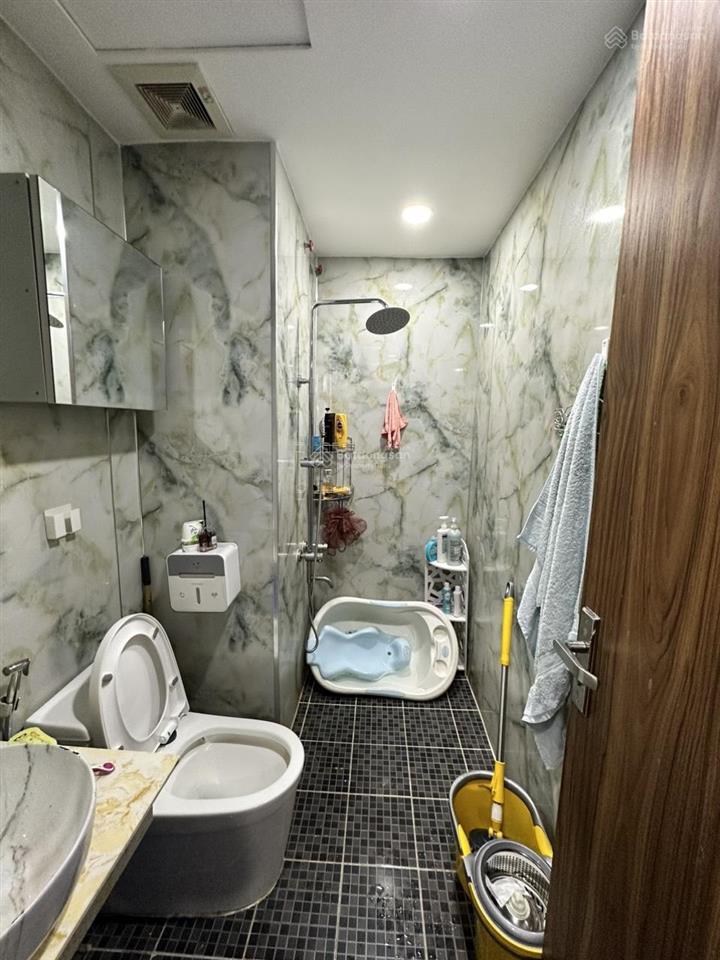 Cần cho thuê gấp căn hộ kingston residence. dt 74m2, 2pn, 2wc. giá 22tr/th.  0365 695 ***