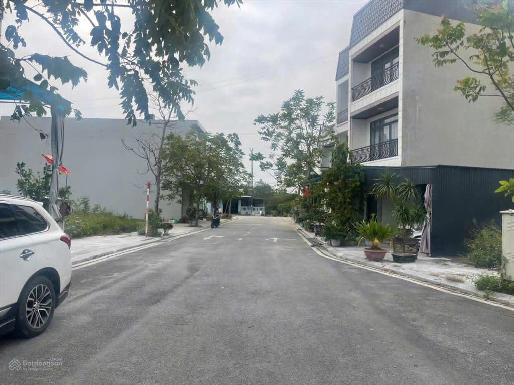 2 tỷ sở hữu đất hoà lạc  đường rộng ô tô tránh, gần chợ, trường cấp i, ii, sổ đỏ sẵn full thổ cư