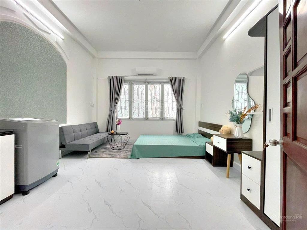 Studio cửa sổ trời, sẵn nội thất, máy giặc riêng, có thể ở ngay