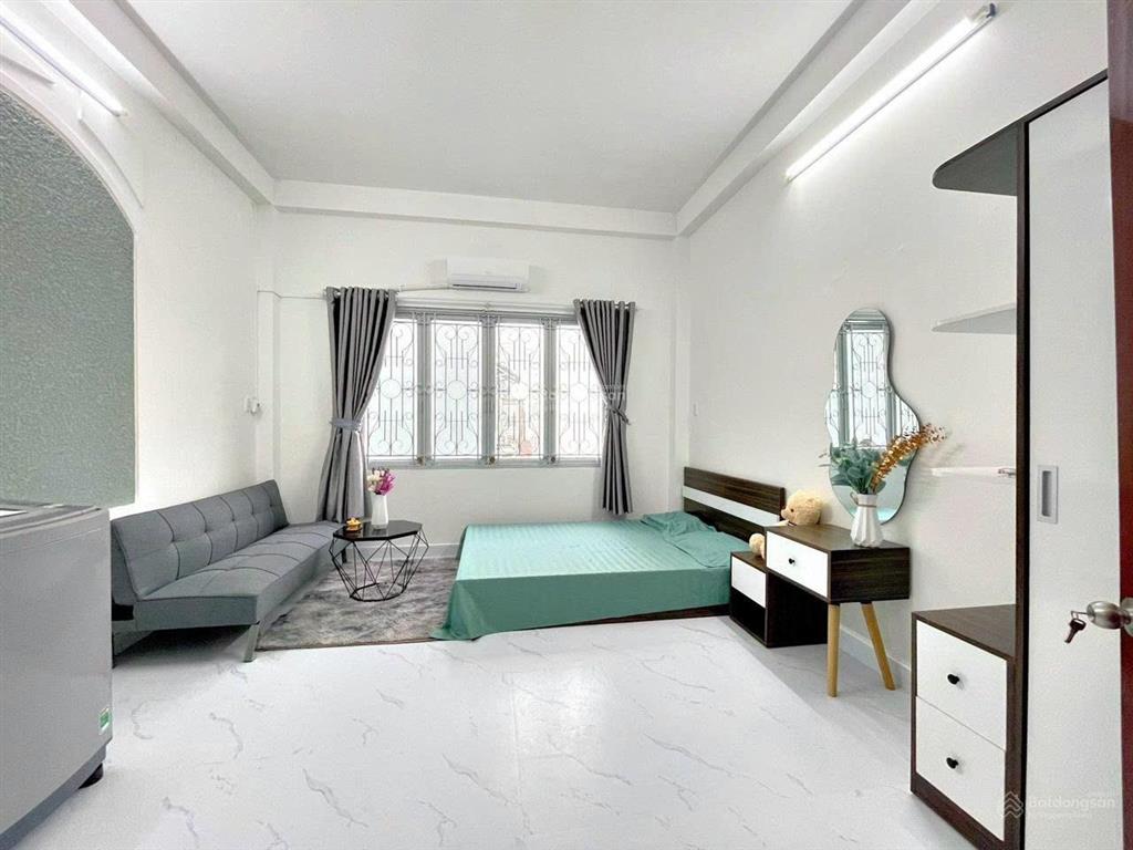 Studio cửa sổ trời, sẵn nội thất, máy giặc riêng, có thể ở ngay