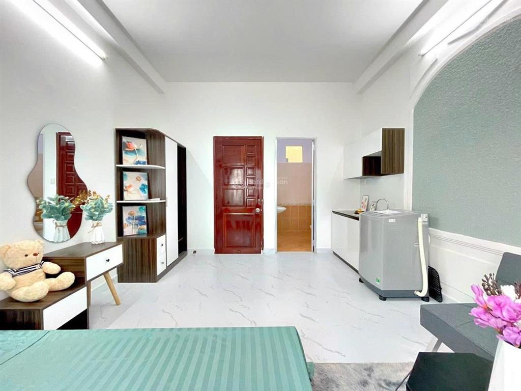 Studio cửa sổ trời, sẵn nội thất, máy giặc riêng, có thể ở ngay