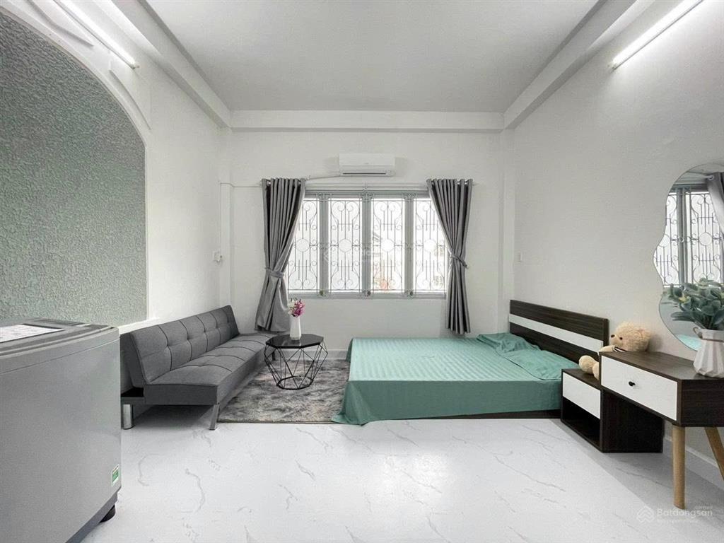 Studio cửa sổ trời, sẵn nội thất, máy giặc riêng, có thể ở ngay