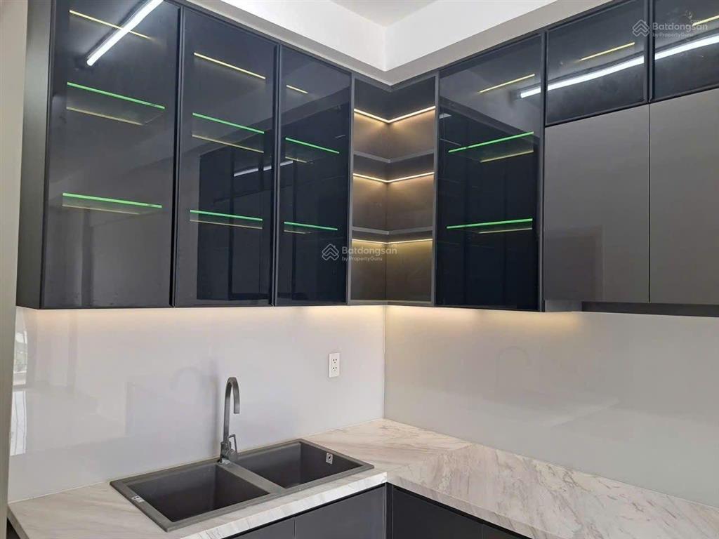 Cho thuê căn hộ 3pn2wc  8tr, sẵn 01 số nội thất.