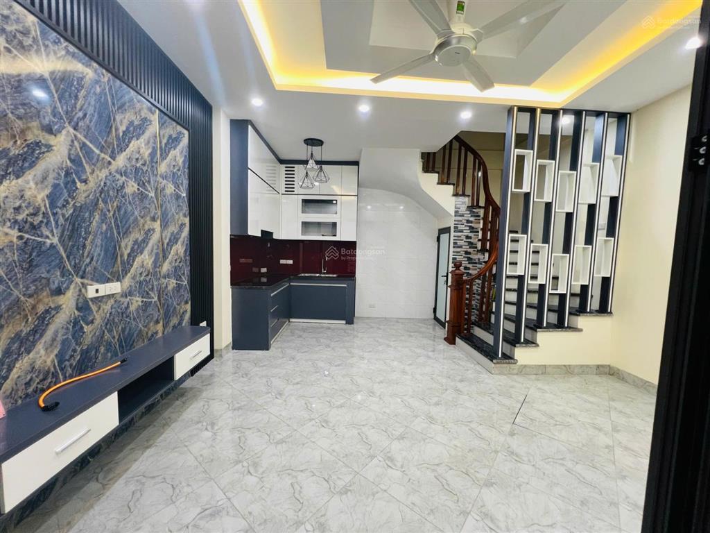 Hiếm  5 tỷ45 (có bớt)  nhà riêng 32m2 nhà 5 tầng vĩnh hưng  hoàng mai ô tô gần, bãi xe cách 10m