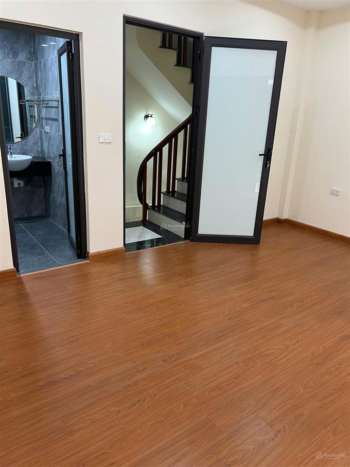 Hiếm  5 tỷ45 (có bớt)  nhà riêng 32m2 nhà 5 tầng vĩnh hưng  hoàng mai ô tô gần, bãi xe cách 10m