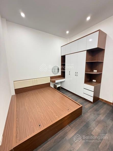 Bán nhà phố lĩnh nam  nam dư  hoàng mai  32m² 5 tầng gần chợ  mặt ngõ thông  chỉ quanh 6 tỷ