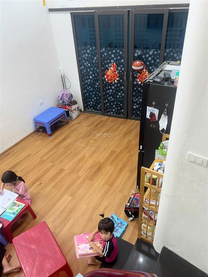 Bán nhà vĩnh tuy, hai bà trưng, 28m2, 2 tầng lô góc, ngõ thông, gần times city, giá 4,6 tỷ