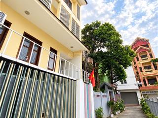 # bán nhà gần hồ kim đồng, 100m², mặt tiền 6,8m, ô tô để trong nhà giá 19.x tỷ