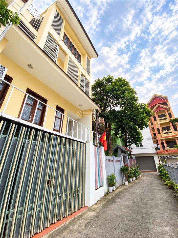 # bán nhà gần hồ kim đồng, 100m², mặt tiền 6,8m, ô tô để trong nhà giá 19.x tỷ