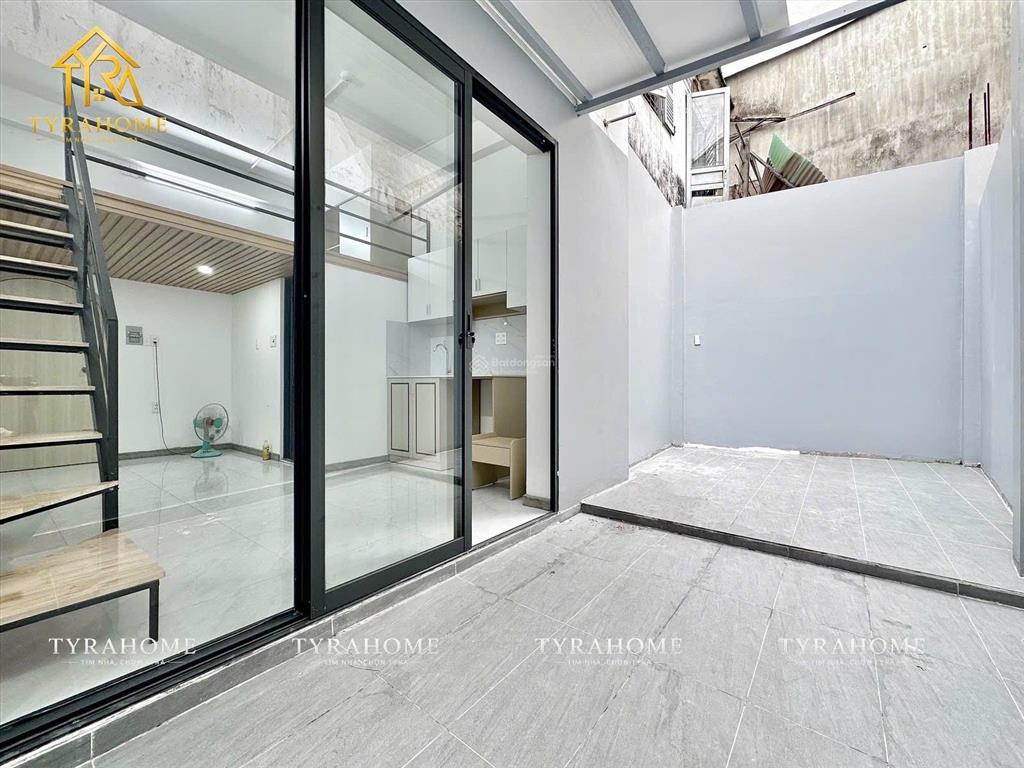 Duplex sân vườn trồng cây hoa  diện tích rộng rãi  mới 100%  gần cầu bông q1