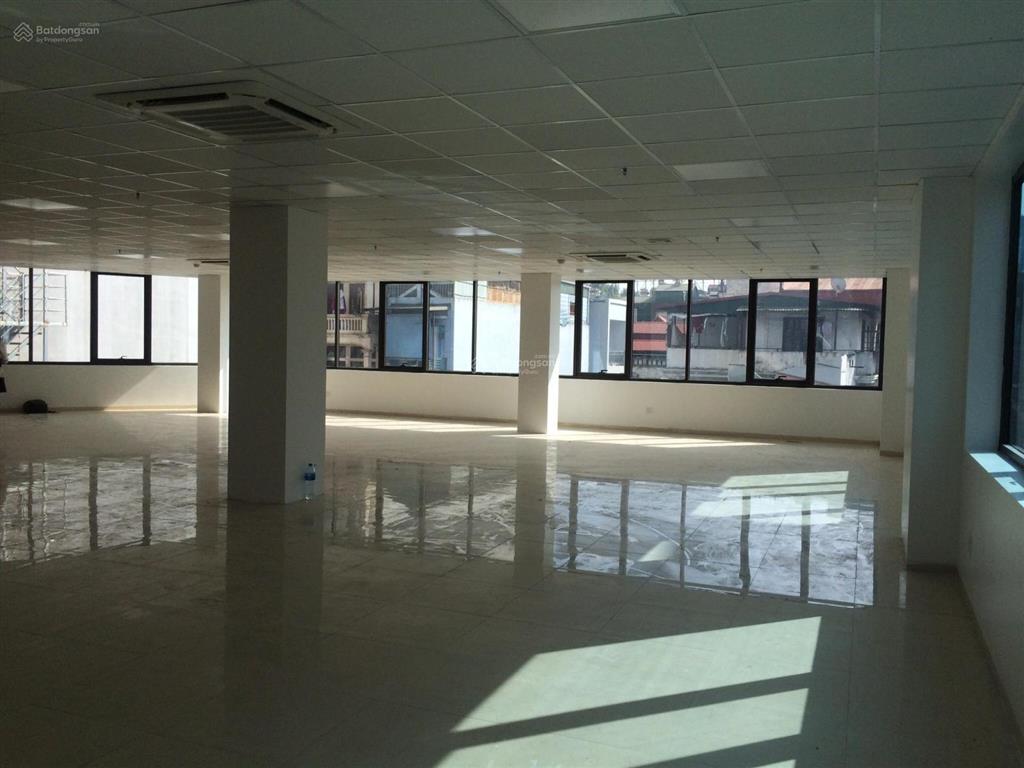 Cho thuê văn phòng tại hoàng quốc việt diện tích 158m2, giá 39 triệu (bao gồm thuế và phí dịch vụ)