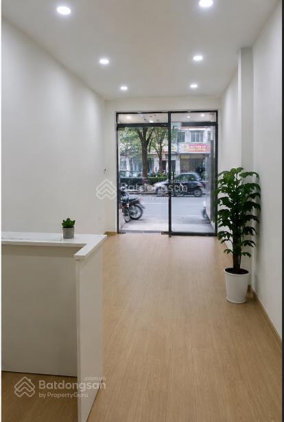 Cho thuê mặt bằng mặt tiền tại phố hoàng cầu diện tích 10m2, giá 9 triệu bao gồm vat và phí dịch vụ