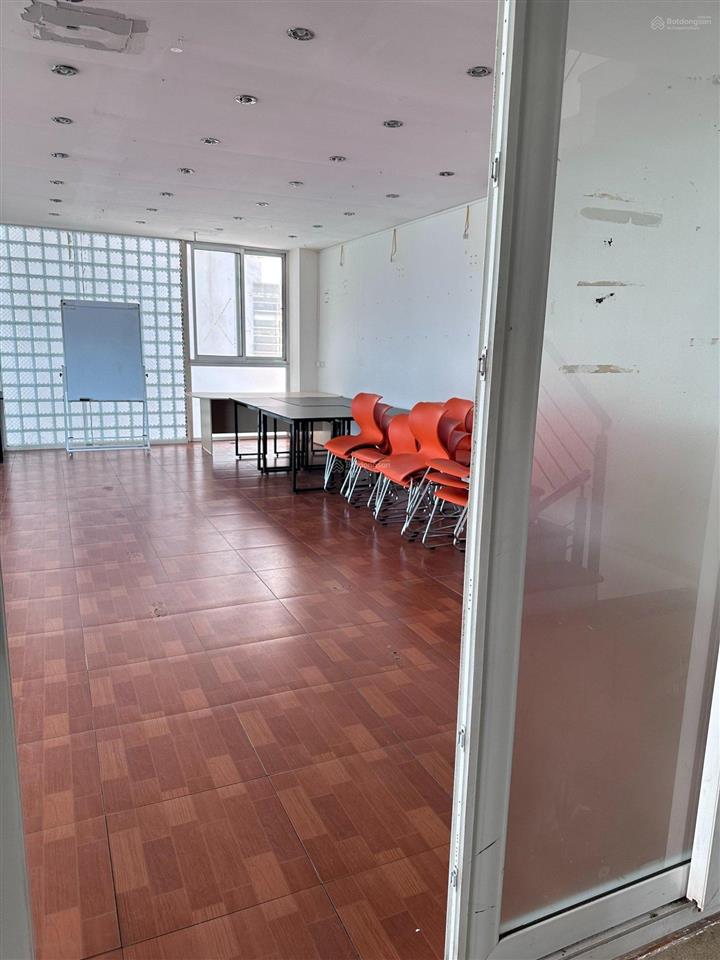 Cho thuê văn phòng tại nguyên hồng diện tích 80m2 giá 14 triệu bao gồm phí dịch vụ mặt bằng vuông