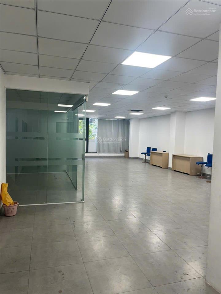 Cho thuê văn phòng tại phố đội cấn diện tích 280m2 giá 55 triệu mặt bằng vuông vắn, vị trí đẹp