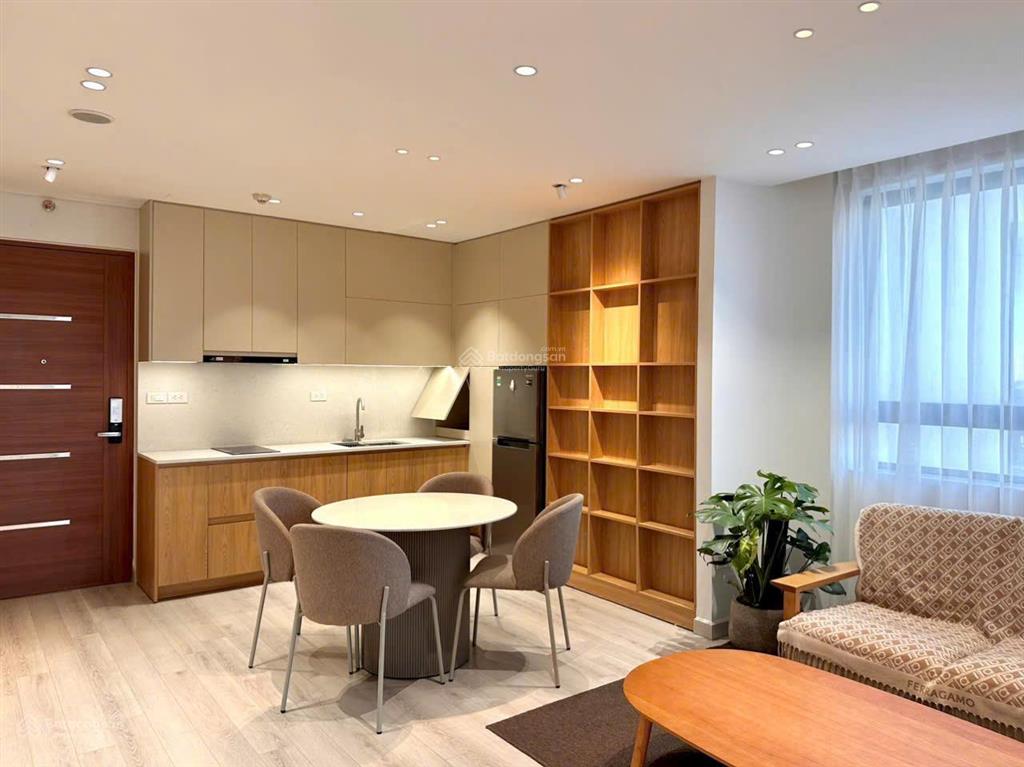 Cho thuê căn hộ tại chung cư số 8 nguyên hồng diện tích 60m2, 2 ngủ, giá 18 triệu full nội thất mới