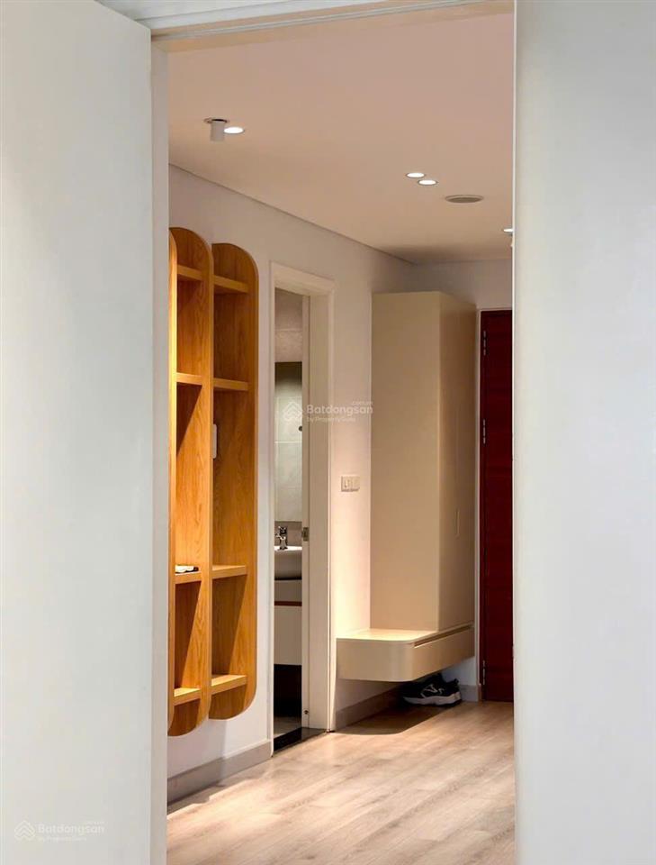 Cho thuê căn hộ tại chung cư số 8 nguyên hồng diện tích 60m2, 2 ngủ, giá 18 triệu full nội thất mới