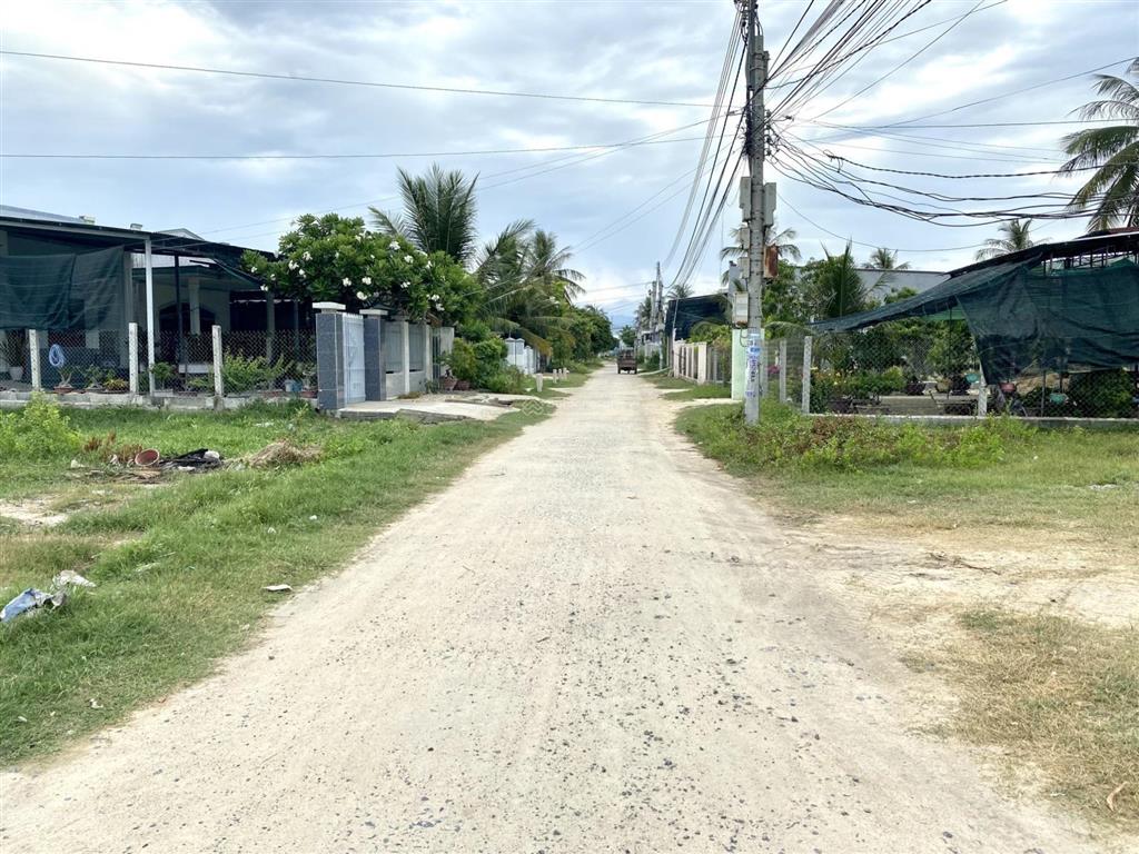 Bán lô đất góc 2 mặt tiền bê tông kèm nhà ở rộng rãi, có thổ cư ở khu bàn cờ tân quý, cam thành bắc