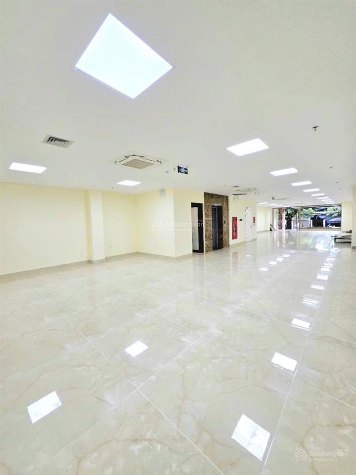 Bán building mặt phố khúc thừa dụ, 180m2 9t 120tỷ, tích sản cầu giấy thầu 300tr/tháng,vỉa hè rộng!