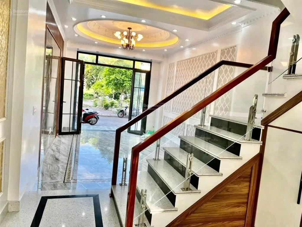 Cần chuyển nhà hạ giá bán nhà 4 tầng tái định cư nam hải 3 trước nhà công viên, gần đường bùi viện