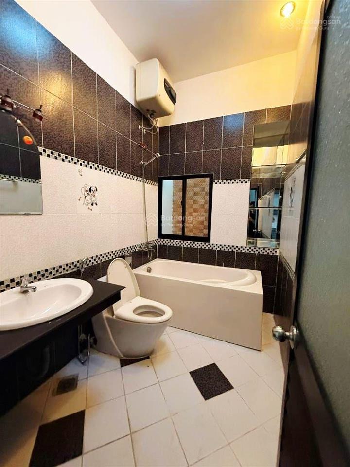 Mặt tiền khu bình phú 1 quận 6. dt 4.5mx21.5m. 4 tầng kiên cố. chỉ 13.5 tỷ còn thương lượng.