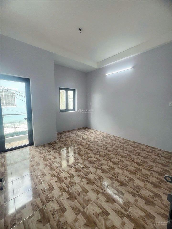 Hẻm hậu giang quận 6 ngang lớn 4.3m x 12.3m, 3 tầng có phòng ngủ dưới trệt, chủ chào 6.35t còn tl