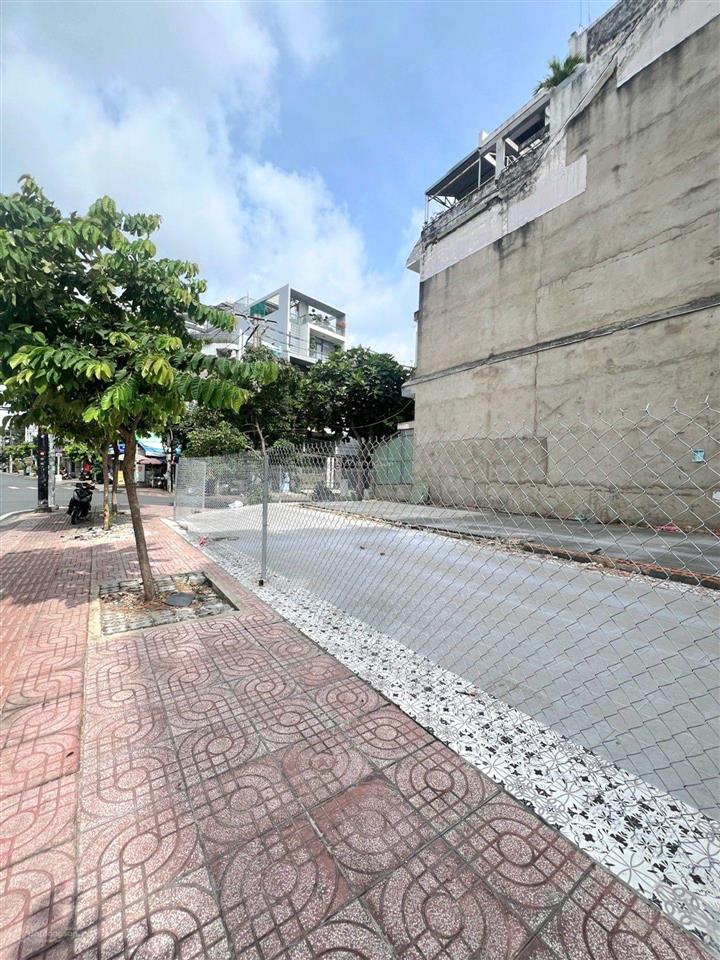 Mặt tiền kinh doanh lô góc bình phú quận 6, 22mx11m, chào 40 tỷ còn thương lượng. đất full thổ cư