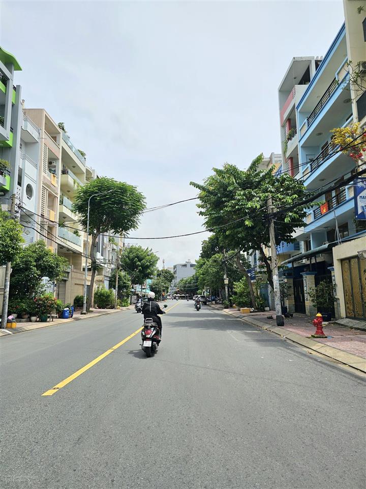 Mặt tiền khu bình phú quận 6 ngang lớn 4.5mx20m. 4 tầng. ở hoặc cho thuê đều ngon. giá tốt khu vực.