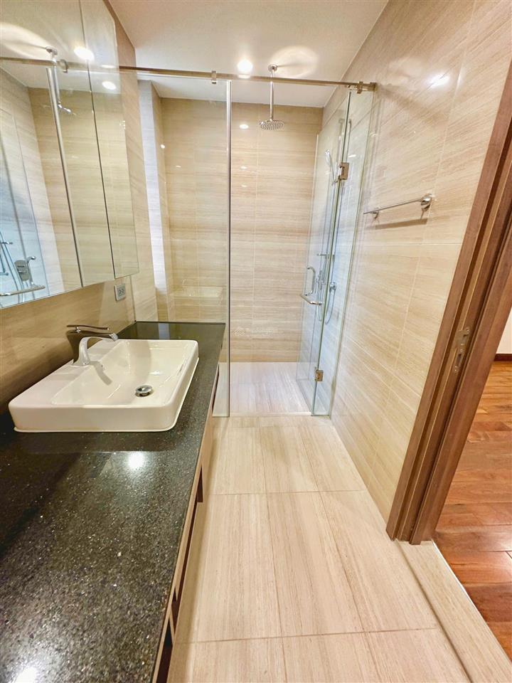 Cho thuê biệt thự cao cấp 200m2, có thang máy, hồ bơi, full nội thất