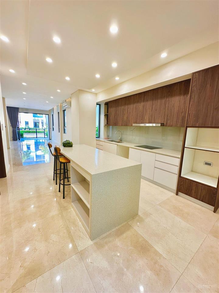 Cho thuê biệt thự cao cấp 200m2, có thang máy, hồ bơi, full nội thất
