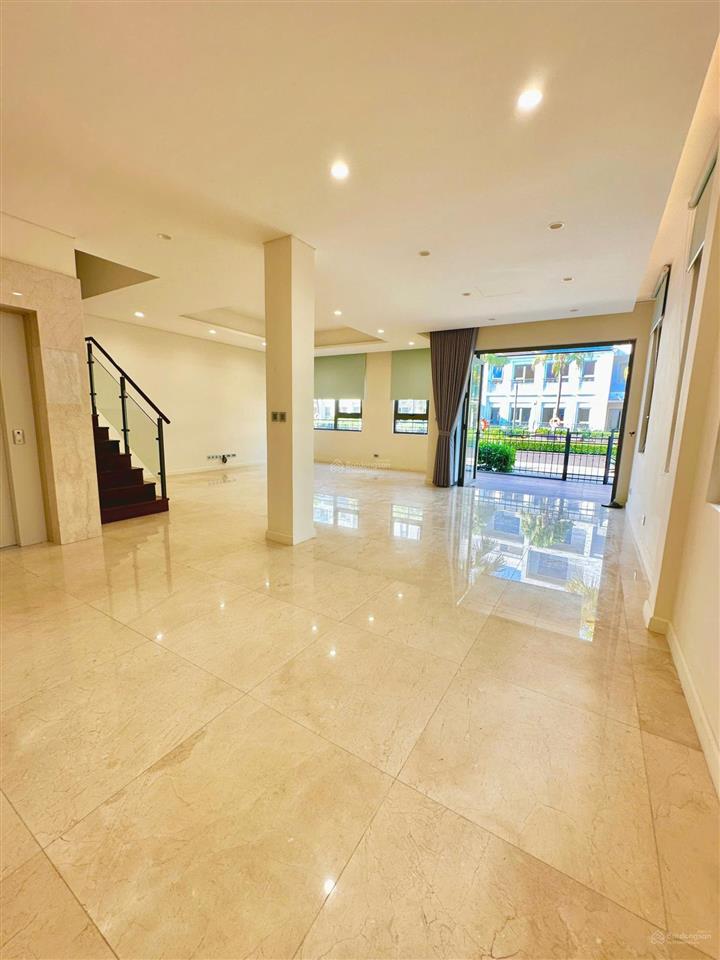 Cho thuê biệt thự cao cấp 200m2, có thang máy, hồ bơi, full nội thất
