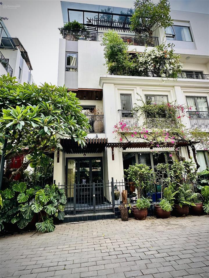 Cho thuê biệt thự cao cấp 200m2, có thang máy, hồ bơi, full nội thất