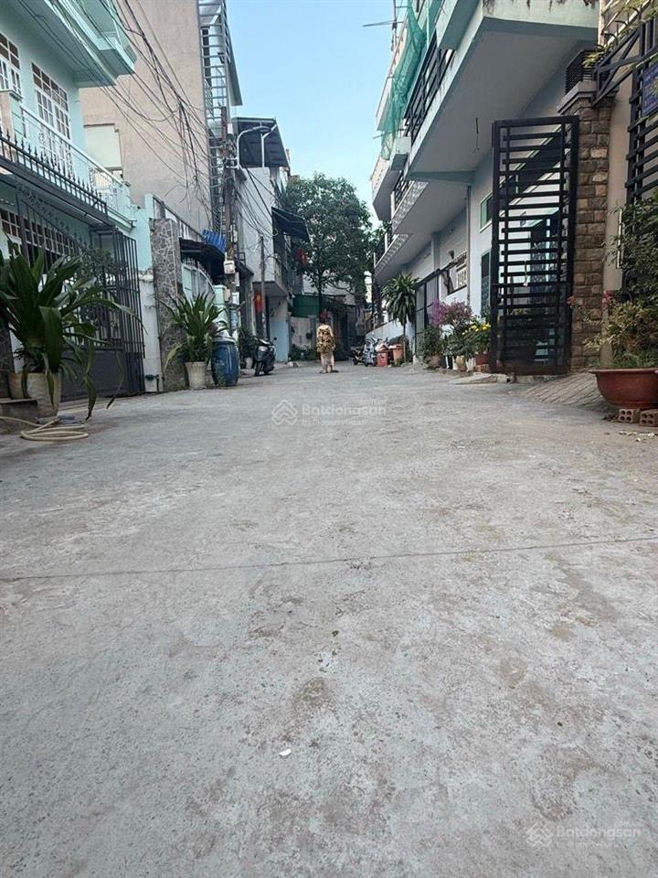 Ngay chợ tăng nhơn phú a  bán đất tặng 6ptro  80m2  chỉ hơn 5 tỷ  lã xuân oai  xây 5tầng 1 hầm