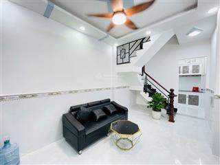 24m 3m x8m ( nếu cộng sân vào là 9.5m , sân sử dụng riêng, 2pn, 2wc, ban công