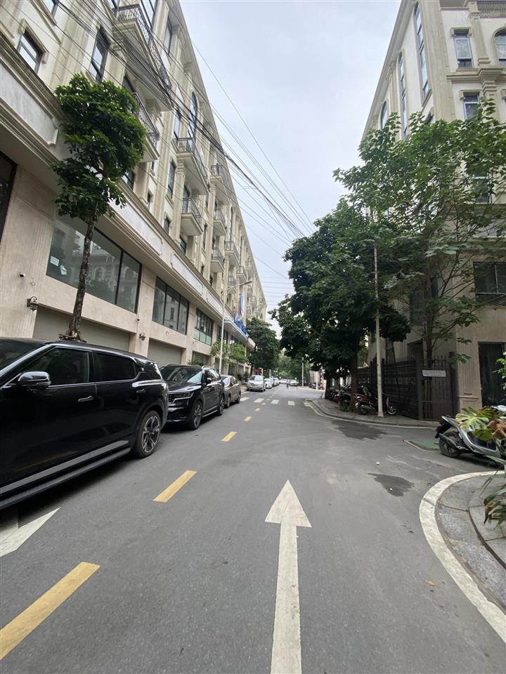 Bán đất phân lô gần him lam vạn phúc 45m2, mặt tiền 4m, đường trước nhà rộng 12m, vỉa hè, giá 14 tỷ