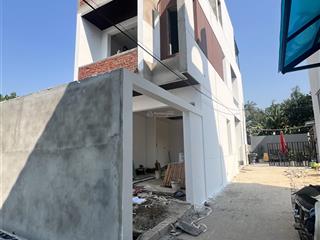 Đang vô hoàn thiện
chủ gửi bán nhà 3 tầng, 3 mê kiệt oto 4m tôn đản nối dài.