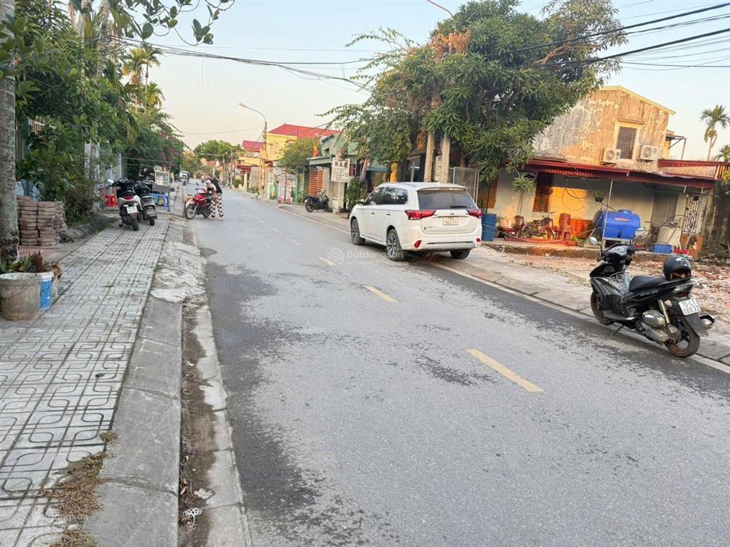 Mặt đường chợ tdp quyết tiến  hợp đức  đồ sơn . kinh doanh buôn bán sầm uất các mặt hàng.