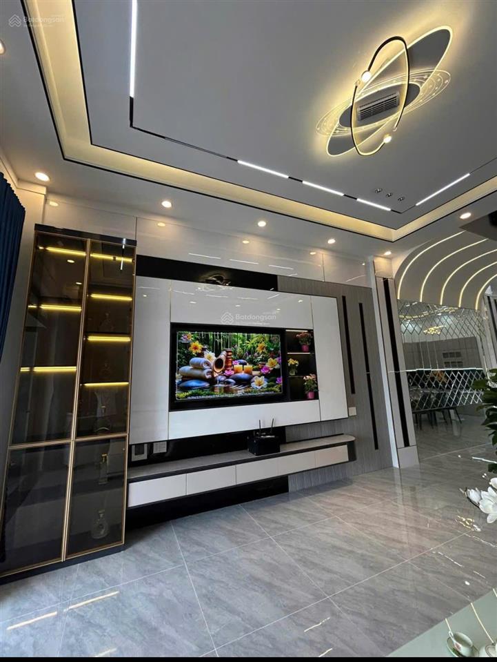 Nhà phố dt lớn 5x44m, sân ô tô rộng, vị trí đẹp gần vinhomes
