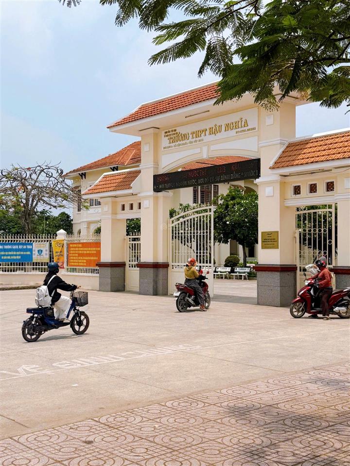 Nhà phố dt lớn 5x44m, sân ô tô rộng, vị trí đẹp gần vinhomes