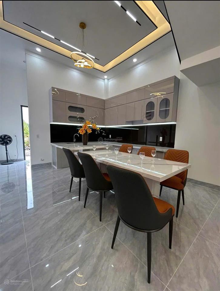 Nhà phố dt lớn 5x44m, sân ô tô rộng, vị trí đẹp gần vinhomes