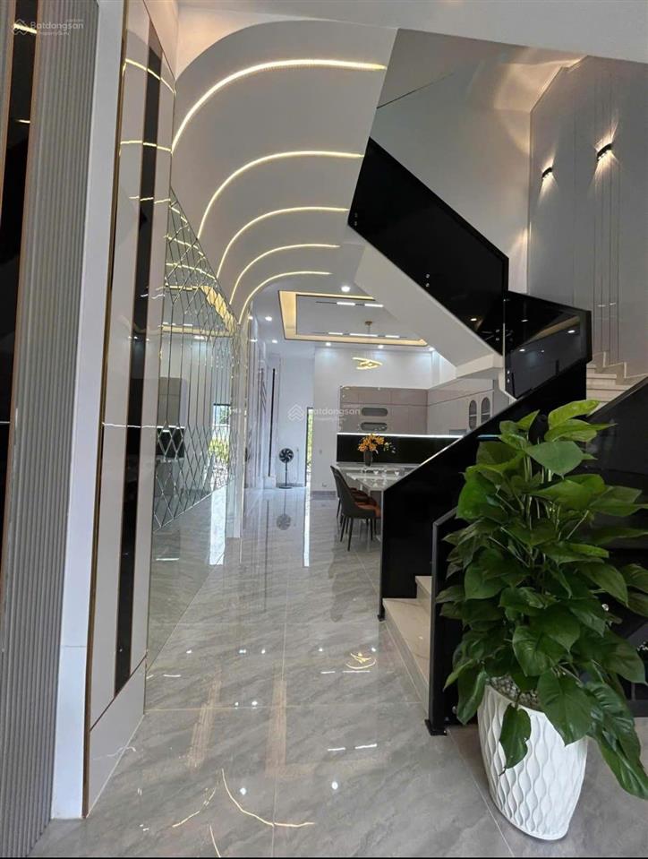 Nhà phố dt lớn 5x44m, sân ô tô rộng, vị trí đẹp gần vinhomes