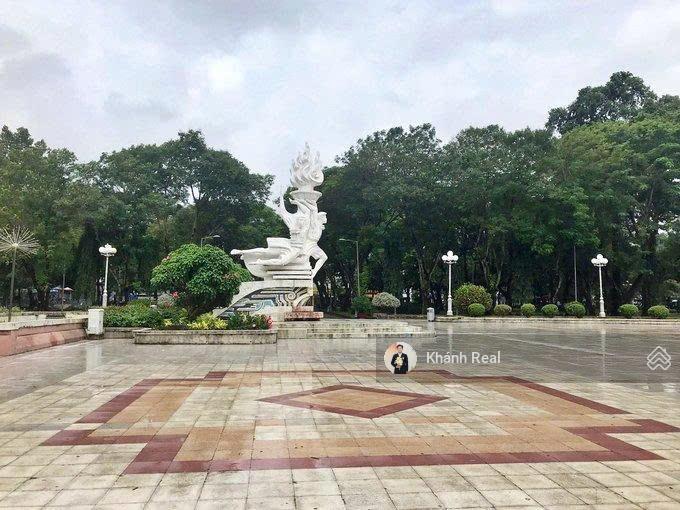 Biệt thự phố quận 1  4 tầng nội thất vip  cách công viên lê văn tám 100m  giá tốt