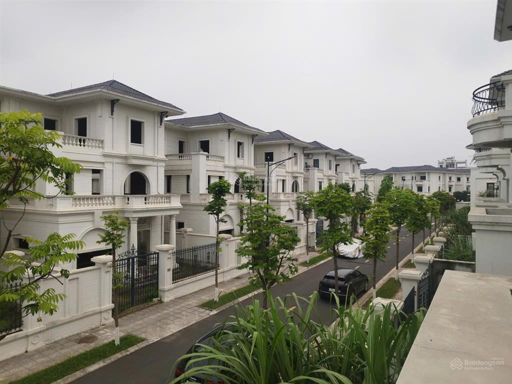 Chính chủ gửi bán căn biệt thự đơn lập 240m2, gần hồ trung tâm, hướng tây bắc, vị trí đẹp