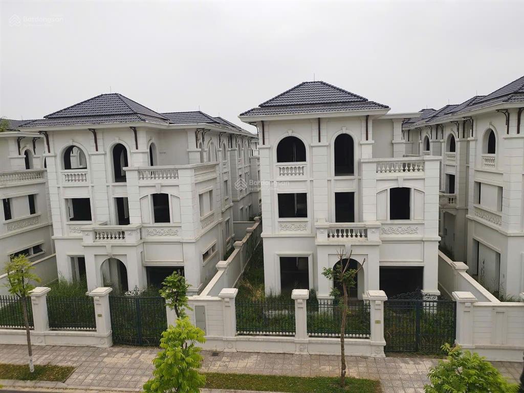 Chủ nhà đi định cư nước ngoài, gửi bán căn biệt thự góc 318m2, giá 100tr/m2,mua đầu tư đón sóng 3.5