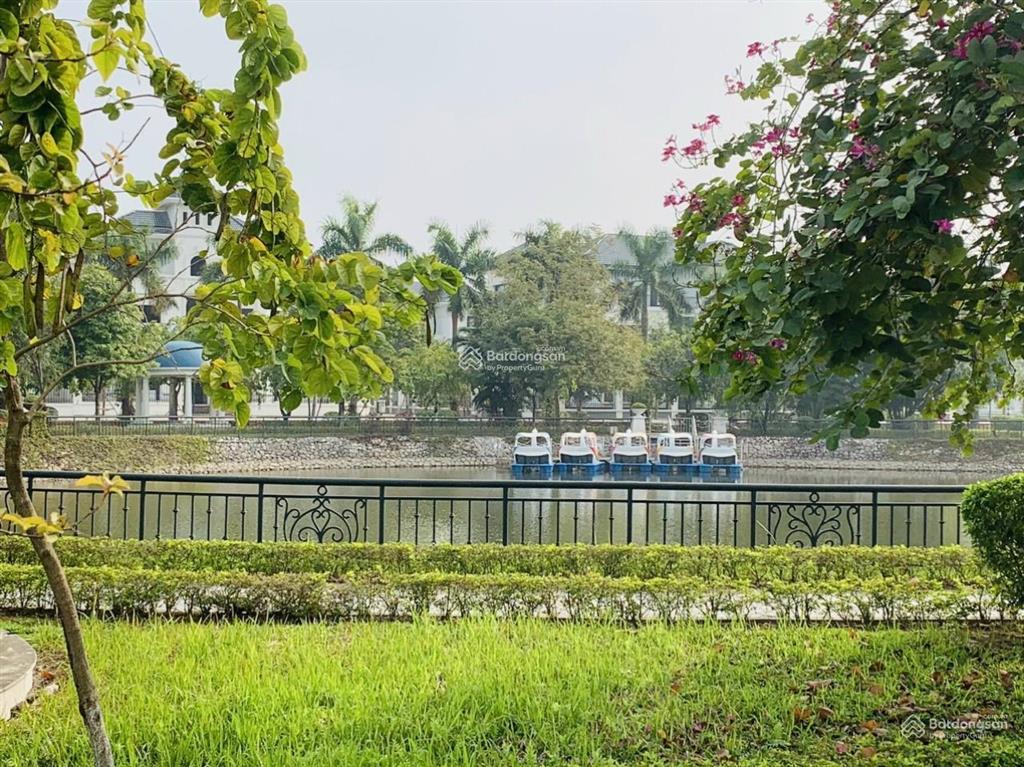 Chủ nhà đi định cư nước ngoài, gửi bán căn biệt thự góc 318m2, giá 100tr/m2,mua đầu tư đón sóng 3.5