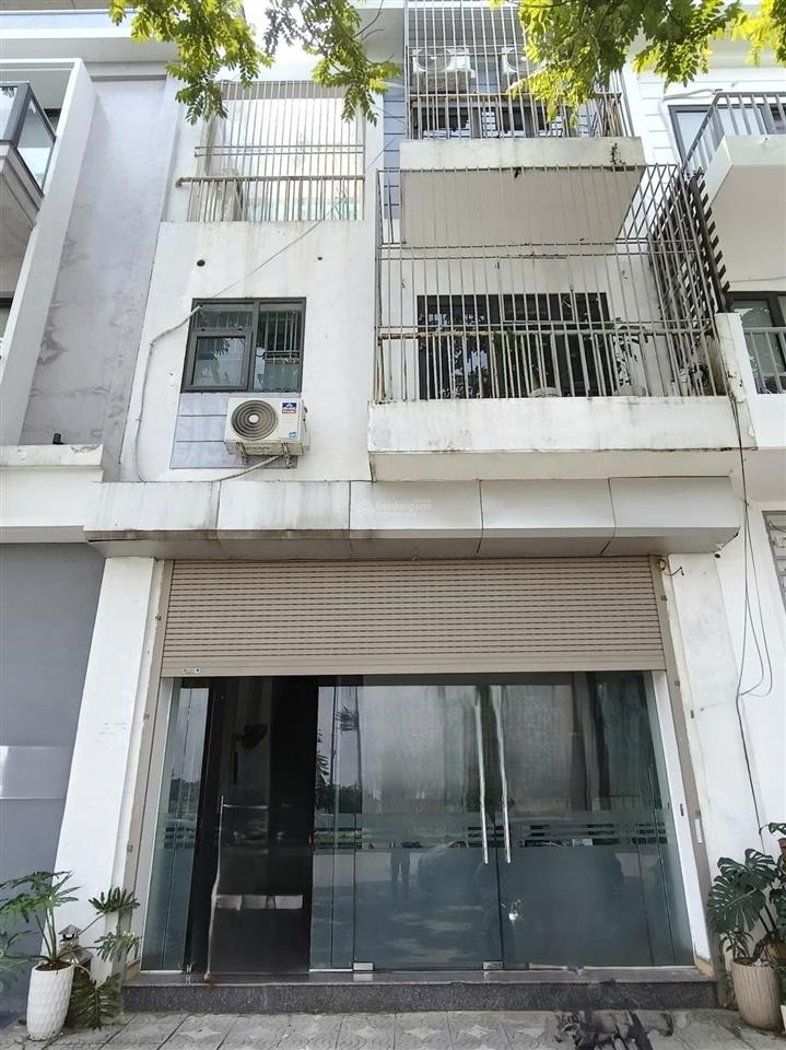 Cho thuê shophouse 90m2 hoàn thiện ngay mặt đường lớn