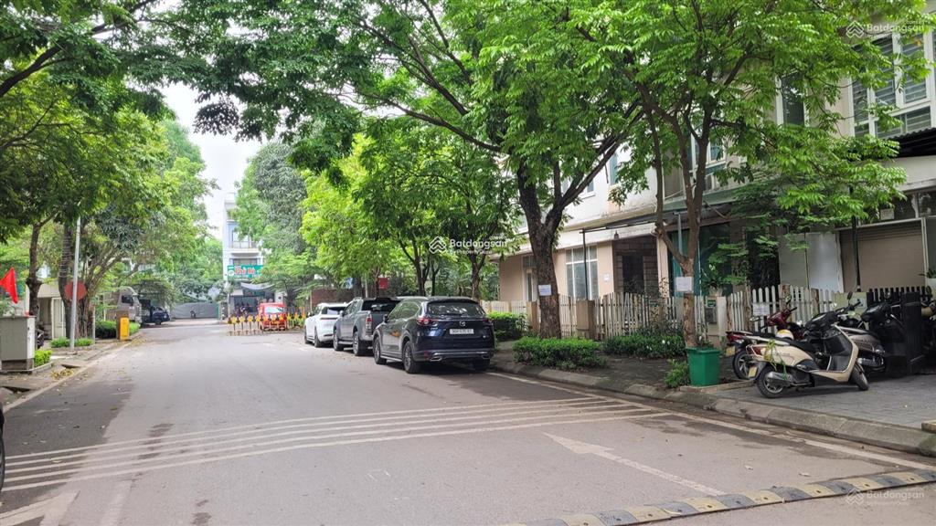 Chính chủ gửi bán căn biệt thự 221,3m2, nhìn ra hồ điều hòa, trung tâm dự án, dãy đẹp ít căn bán